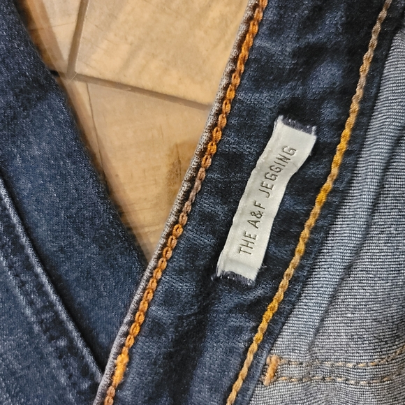 The A&F Jegging | Original Back Pocket Stitching | Size 2 | Dark Wash - Picture 4 of 8